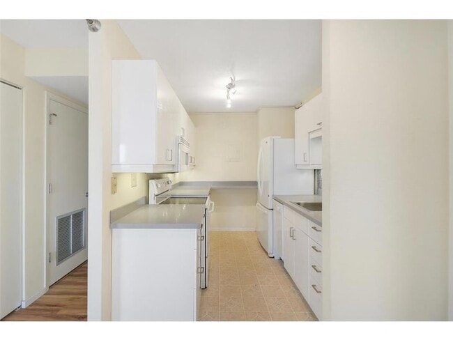 Building Photo - 66 9th St E