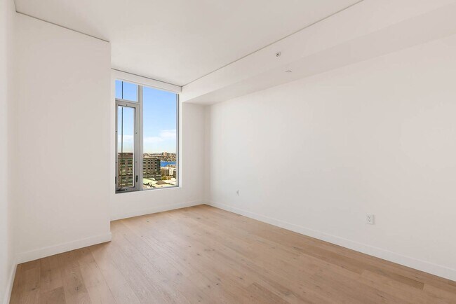 Building Photo - Luxury Living at Spire