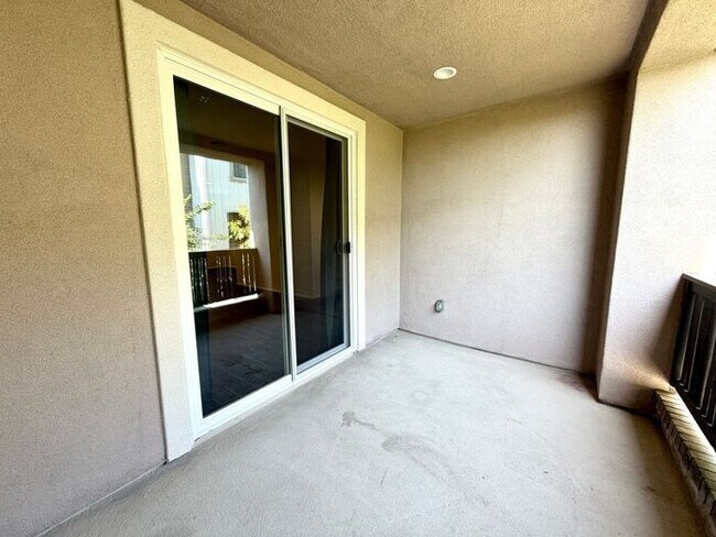 Building Photo - Luxury Townhome for Lease in Rancho Cucamonga