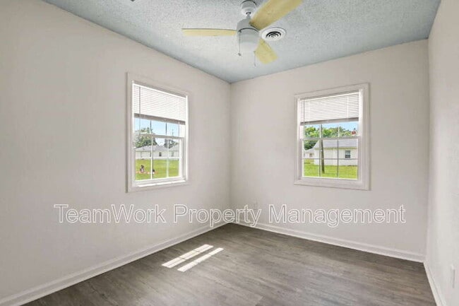Building Photo - 3027 Azalea Dr