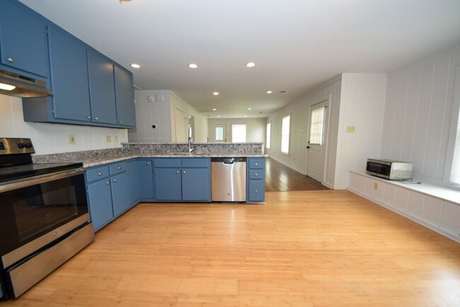 Building Photo - FABULOUS UPDATED KITCHEN with 3 bed 1 bath...