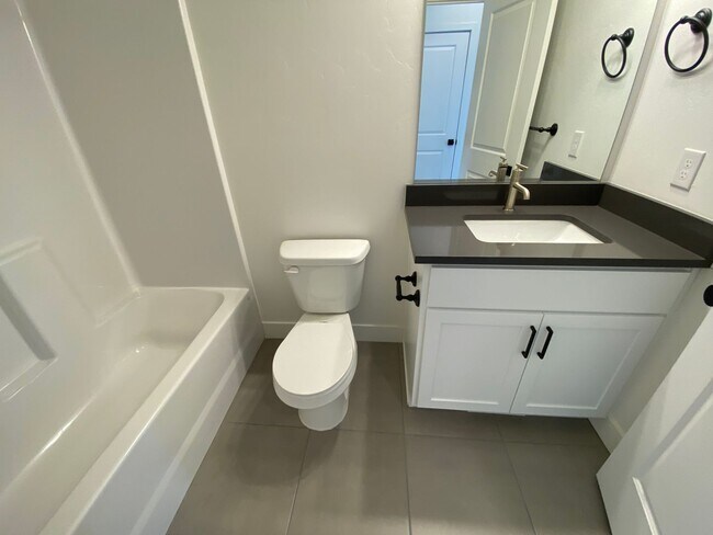 Building Photo - Beautiful Newer Rockwell Ranch Townhome (End Unit)