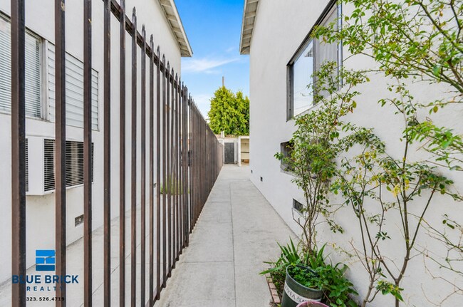 Building Photo - 6929 Whitsett Ave