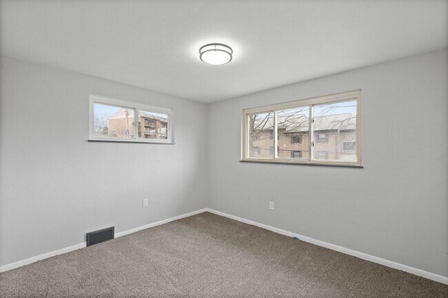 Building Photo - Stunning 3 bed, 2 bath home in East Hills available August 1!
