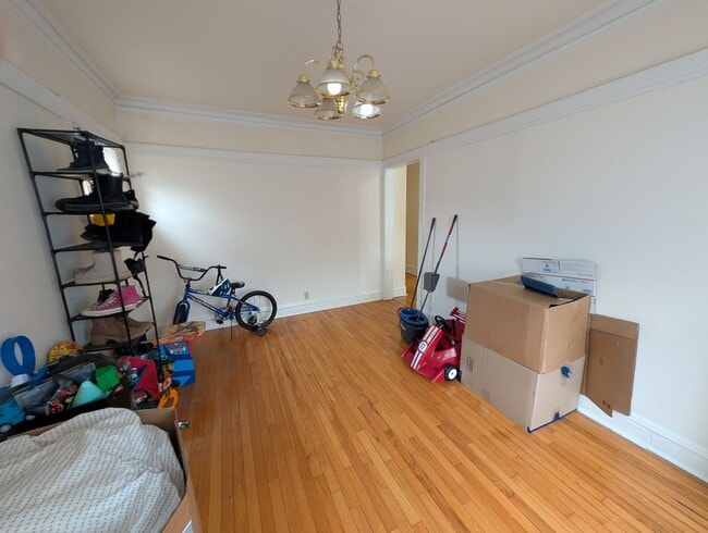 Building Photo - Spacious Albany Park 1-bed/1-bath with Sunroom and Dining Room