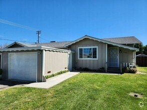 Building Photo - Cozy 2 bedroom duplex with a spacious yard...