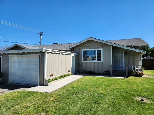 Primary Photo - Cozy 2 bedroom duplex with a spacious yard...