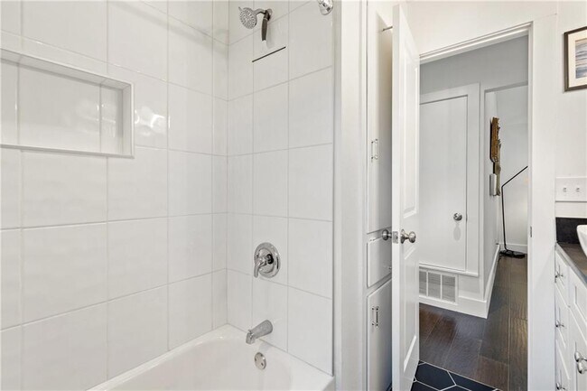 Building Photo - 4908 Rowena Ave