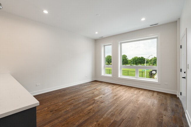 Building Photo - 416 E 50th Pl