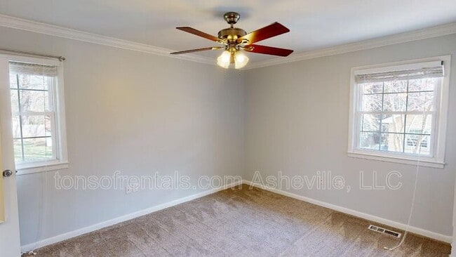 Building Photo - 107 Summerglen Dr