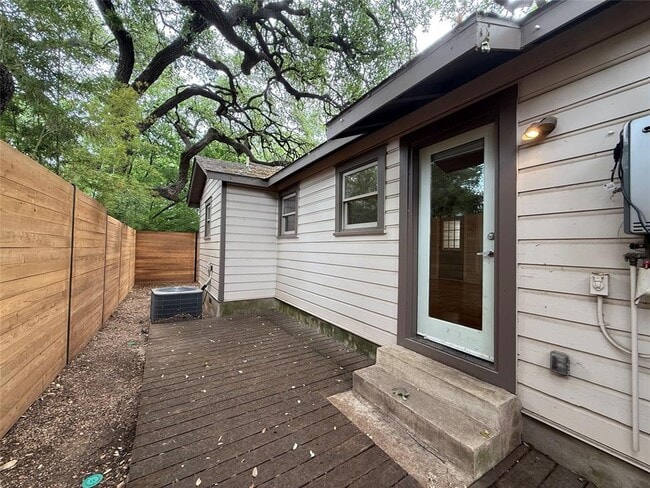 Building Photo - 2105 Kinney Ave