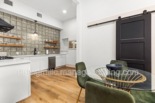 Building Photo - 110 E Craig Pl