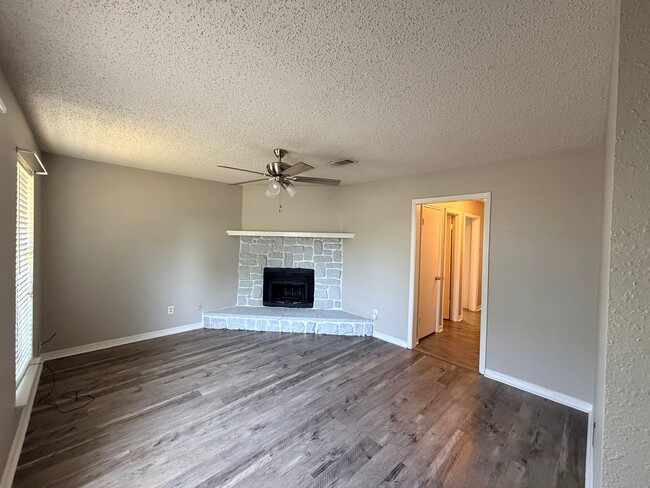 Building Photo - Townhouse Just Minutes to LSUS .....