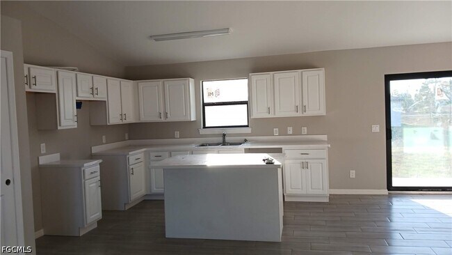 Building Photo - 934 Marilyn Ave S