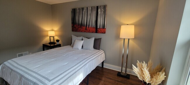 Queen - Fully Furnished - 708 Vermont St