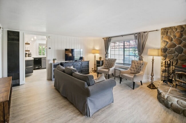 Building Photo - Garfield House: Furnished or Unfurnished, Large private lot across from Golf Course $300 Utility Fee