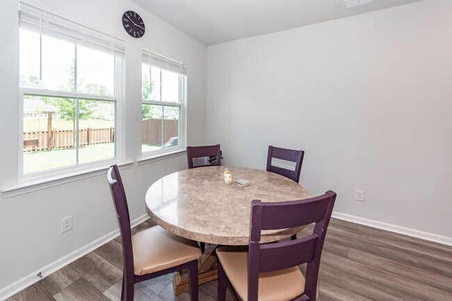 Building Photo - 6 Bedroom 4.5 Bath in Limehouse Village - Summerville