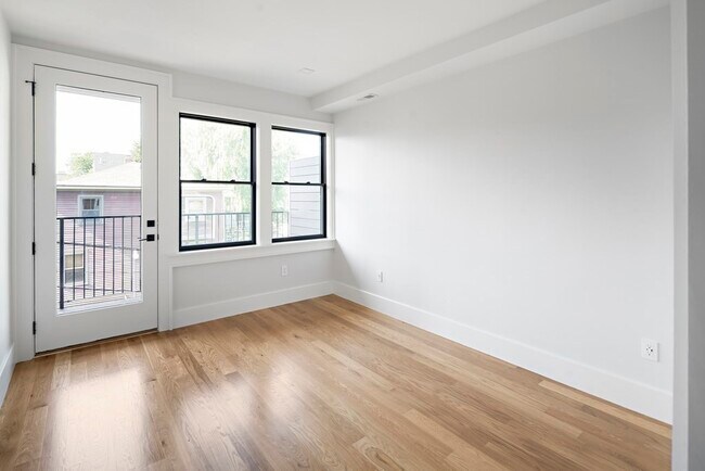 Building Photo - 532 E 3rd St