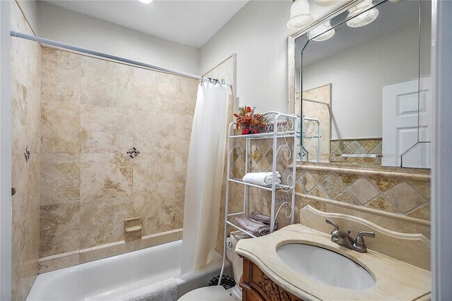 Building Photo - 832 Bay St NE