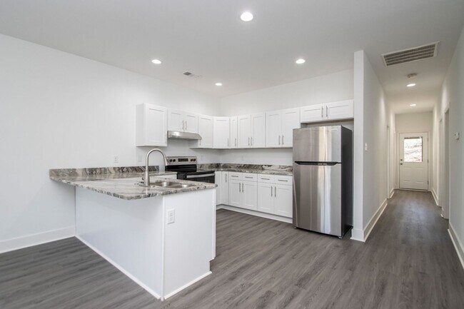 Building Photo - New Modern 3BR Home with Open Floor Plan & High-End Finishes in Little Rock!