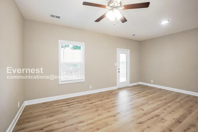 Building Photo - 2 Bed/2.5 Bath Townhome with Garage / Pet-Friendly / Coming Soon!
