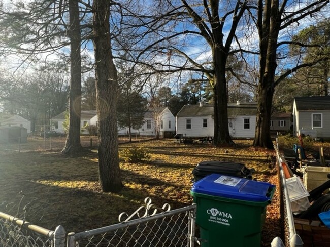 Building Photo - -- 3 BR/ 1 BA Three Bedroom Ranch House