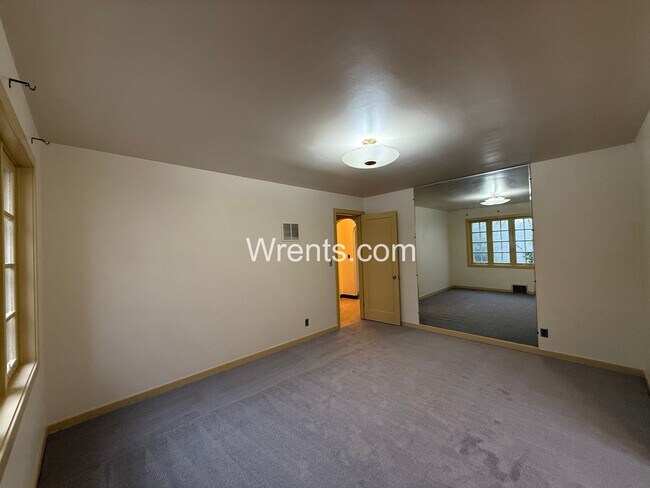 Building Photo - Stunning South Hill Home