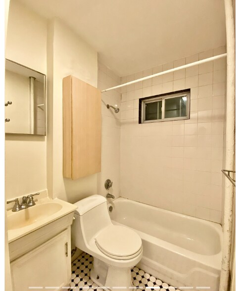 Building Photo - 132 1/2 Oxford St