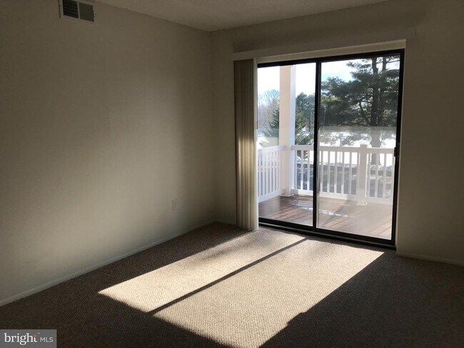 Building Photo - 6113 Hilltop Dr