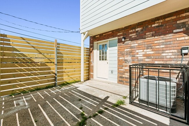 Building Photo - Section 8 Only | Renovated 2BR / 1.5BA | 1,020 Sq Ft Townhouse
