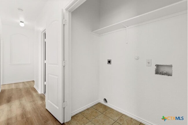 Building Photo - 586 Creekside Cir