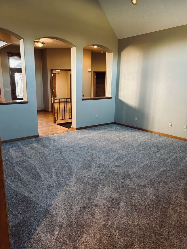 Building Photo - Gorgeous Home Located on Rivercut Golf Cou...