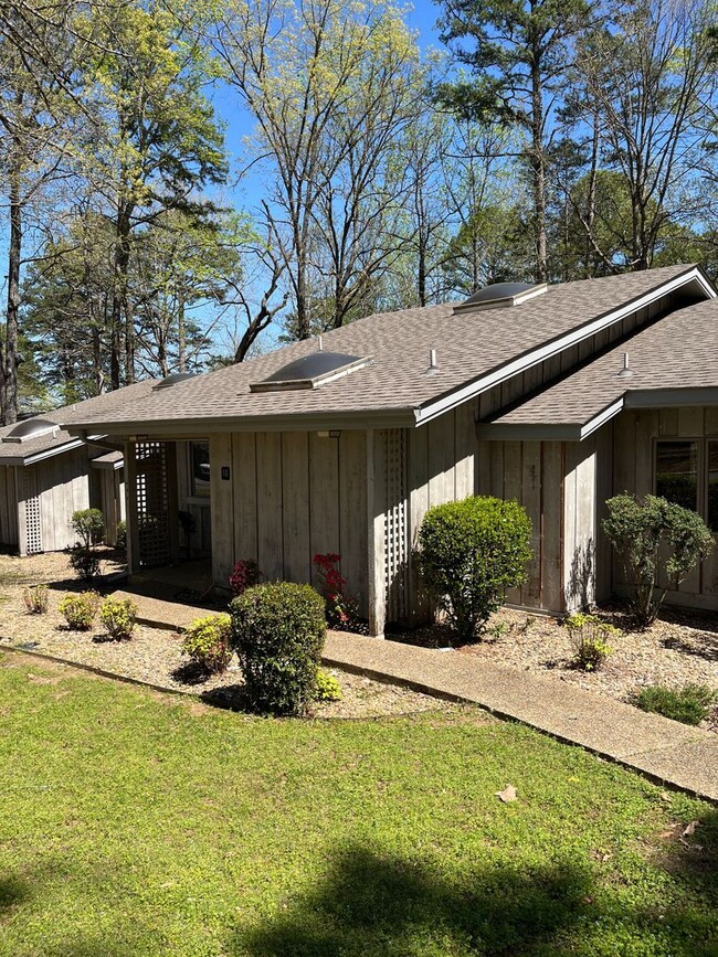 Building Photo - Newly Remodeled Townhome