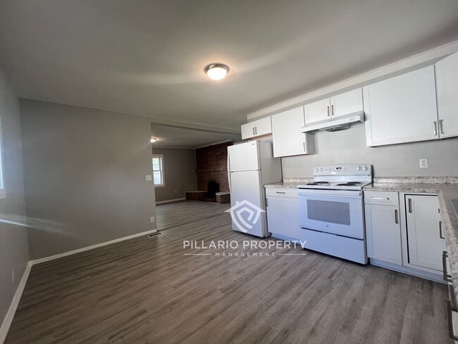 Building Photo - 4-Bedroom Home with Spacious Kitchen & Detached Garage, Available NOW!