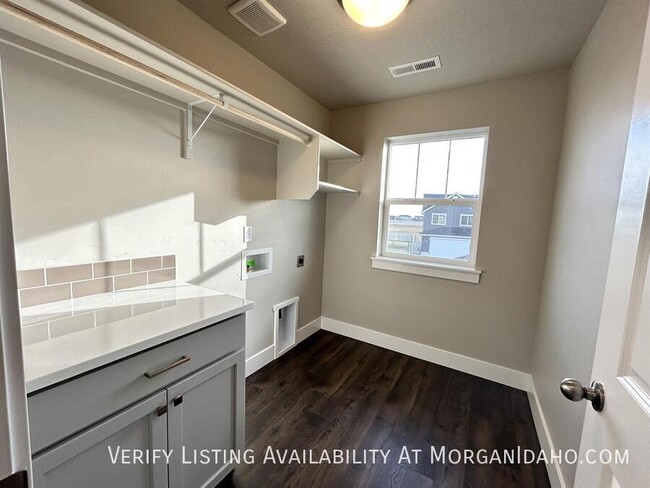 Building Photo - *** $500 Off first months rent! Never live...