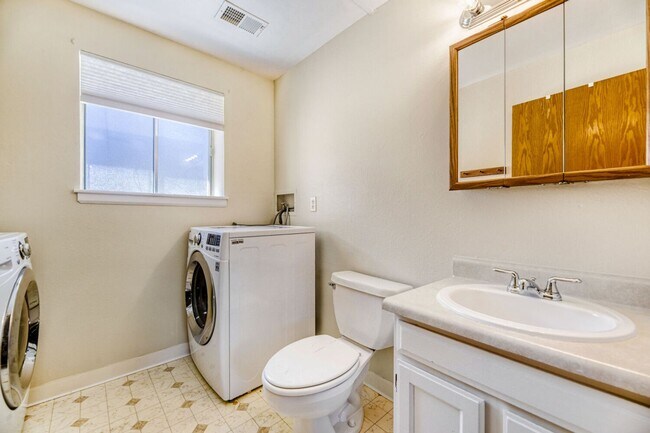 Building Photo - Enjoy the Private Pool and Outdoor Sauna at this 3/2 Home in a Quiet Neighborhood in Louisville