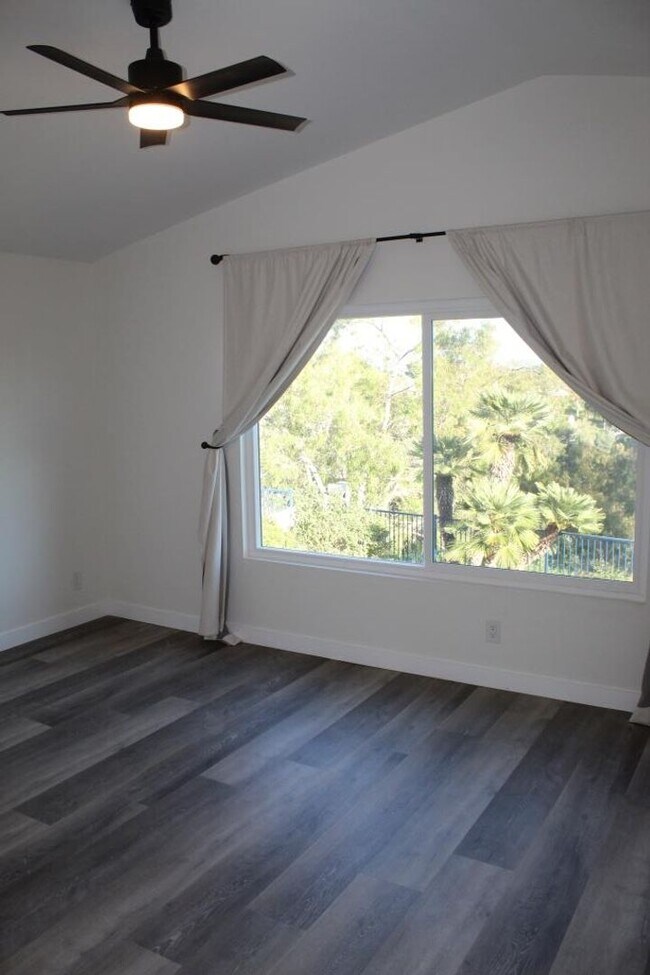 Building Photo - 4Bed/3Bath with 1 bed and bath downstairs & bonus room~ Avenida Andante