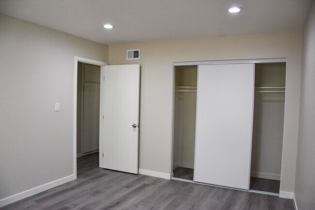 Building Photo - Olive (815) North