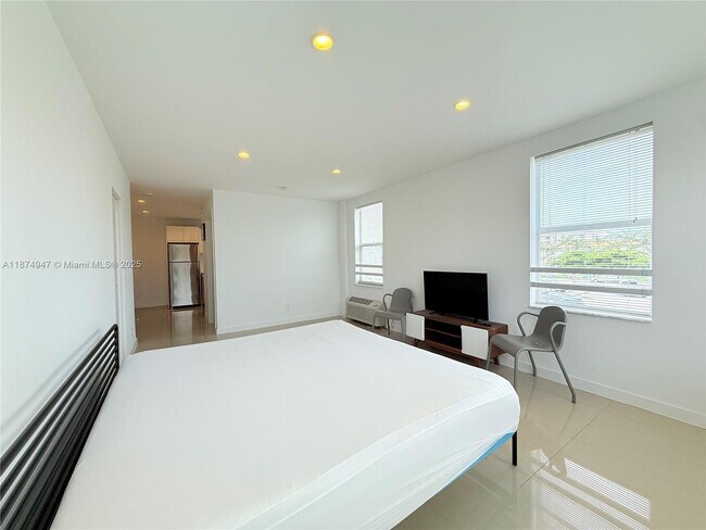 Building Photo - 924 Marseille Dr