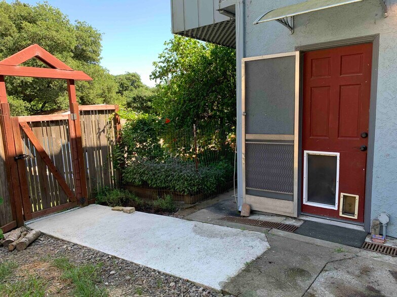 Building Photo - 945 Midpine Way