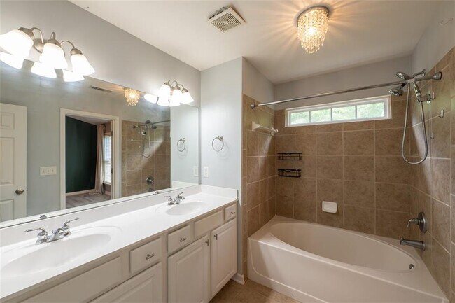Building Photo - 331 Balaban Cir