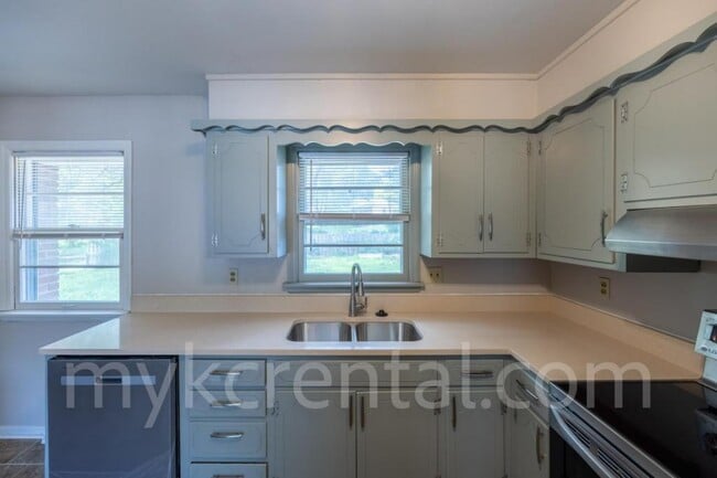 Building Photo - 9108 W 95th St