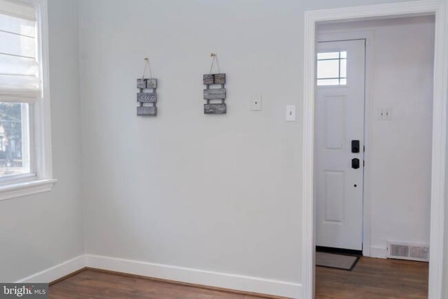 Building Photo - 209 Elm Ave