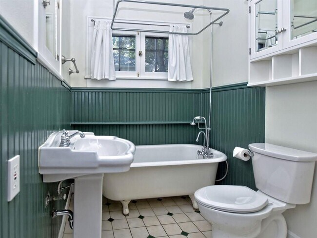 Building Photo - 403 W 37th St