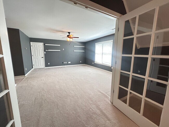 Building Photo - Beautiful Collierville home tucked away in...