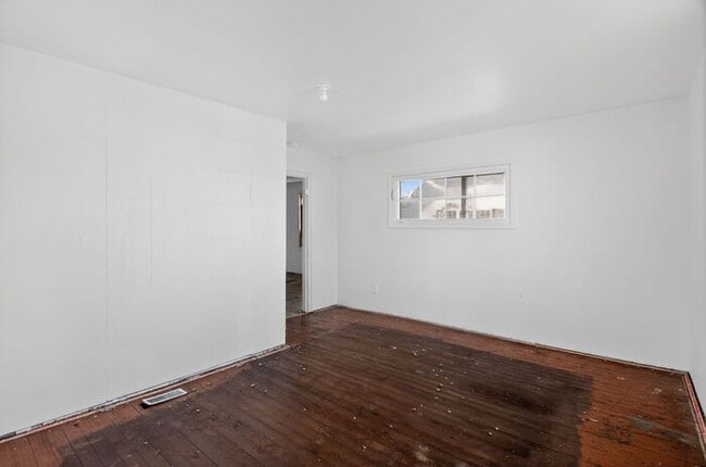 Building Photo - 2405 W 10th St