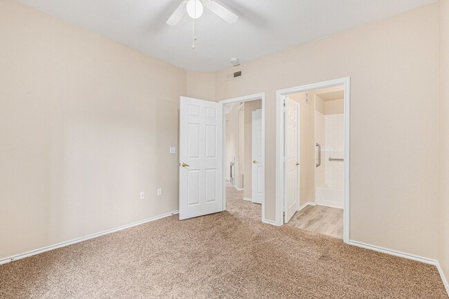 Building Photo - 2 bedroom Condo ,Gated community  Hillsbor...