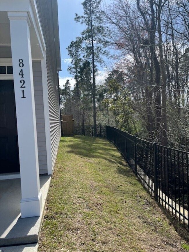 Building Photo - Discover this modern townhouse in Winnabow, NC,