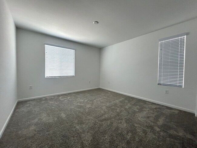 Building Photo - Beautiful Newer 4 Bedroom 3 Bathroom with ...