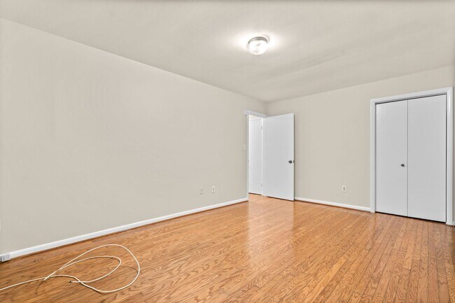 Building Photo - 4 Bed 3 Bath - Bethesda Single Family Home - Move In Ready